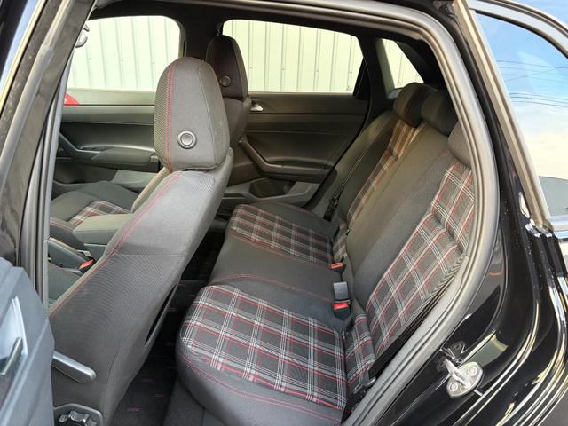 ポロＧＴＩ ベースグレード　デジタルメータークラスター　ワイヤレスチャージング　ＥＴＣ２．０　Ｂｌｕｅｔｏｏｔｈオーディオ　ドライブレコーダー　ＬＥＤヘッドライト　オートライト　バックカメラ　１７インチアルミホイール　クルコン（14枚目）