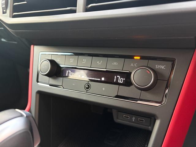 ポロＧＴＩ ベースグレード　デジタルメータークラスター　ワイヤレスチャージング　ＥＴＣ２．０　Ｂｌｕｅｔｏｏｔｈオーディオ　ドライブレコーダー　ＬＥＤヘッドライト　オートライト　バックカメラ　１７インチアルミホイール　クルコン（27枚目）