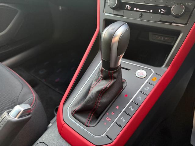 ポロＧＴＩ ベースグレード　デジタルメータークラスター　ワイヤレスチャージング　ＥＴＣ２．０　Ｂｌｕｅｔｏｏｔｈオーディオ　ドライブレコーダー　ＬＥＤヘッドライト　オートライト　バックカメラ　１７インチアルミホイール　クルコン（28枚目）