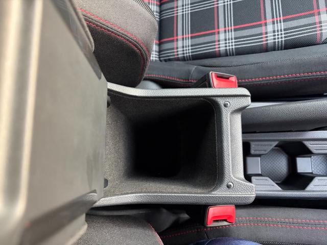 ポロＧＴＩ ベースグレード　デジタルメータークラスター　ワイヤレスチャージング　ＥＴＣ２．０　Ｂｌｕｅｔｏｏｔｈオーディオ　ドライブレコーダー　ＬＥＤヘッドライト　オートライト　バックカメラ　１７インチアルミホイール　クルコン（32枚目）