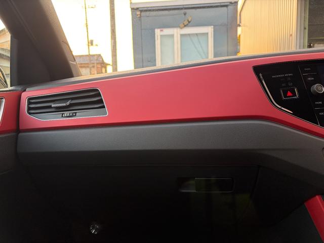 ポロＧＴＩ ベースグレード　デジタルメータークラスター　ワイヤレスチャージング　ＥＴＣ２．０　Ｂｌｕｅｔｏｏｔｈオーディオ　ドライブレコーダー　ＬＥＤヘッドライト　オートライト　バックカメラ　１７インチアルミホイール　クルコン（33枚目）