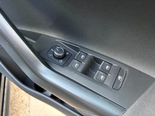 ポロＧＴＩ ベースグレード　デジタルメータークラスター　ワイヤレスチャージング　ＥＴＣ２．０　Ｂｌｕｅｔｏｏｔｈオーディオ　ドライブレコーダー　ＬＥＤヘッドライト　オートライト　バックカメラ　１７インチアルミホイール　クルコン（35枚目）
