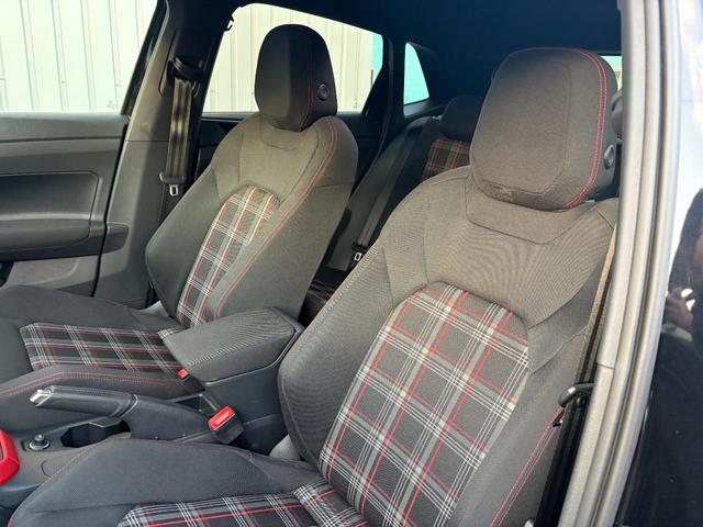 ポロＧＴＩ ベースグレード　デジタルメータークラスター　ワイヤレスチャージング　ＥＴＣ２．０　Ｂｌｕｅｔｏｏｔｈオーディオ　ドライブレコーダー　ＬＥＤヘッドライト　オートライト　バックカメラ　１７インチアルミホイール　クルコン（40枚目）