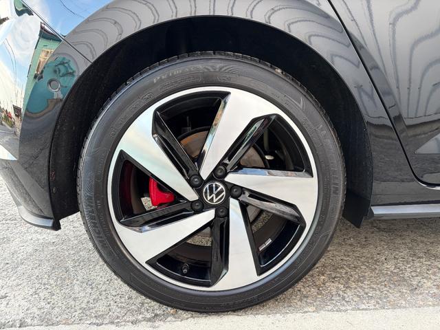 ポロＧＴＩ ベースグレード　デジタルメータークラスター　ワイヤレスチャージング　ＥＴＣ２．０　Ｂｌｕｅｔｏｏｔｈオーディオ　ドライブレコーダー　ＬＥＤヘッドライト　オートライト　バックカメラ　１７インチアルミホイール　クルコン（50枚目）