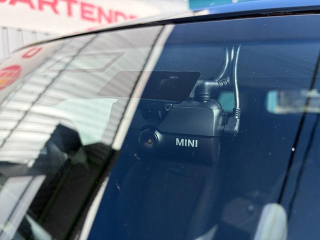 ＭＩＮＩ カントリーマンＤ　クラシック・トリム　Ａｐｐｌｅｃａｒｐｌａｙ　ａｎｄｒｏｉｄａｕｔｏ　全方位カメラ　本革シート　前席パワーシート　前後ドライブレコーダー　ＥＴＣ　ナビ　スペアキー　ワイヤレス充電　ＵＳＢ　ハーマンカードン　シートヒーター（3枚目）