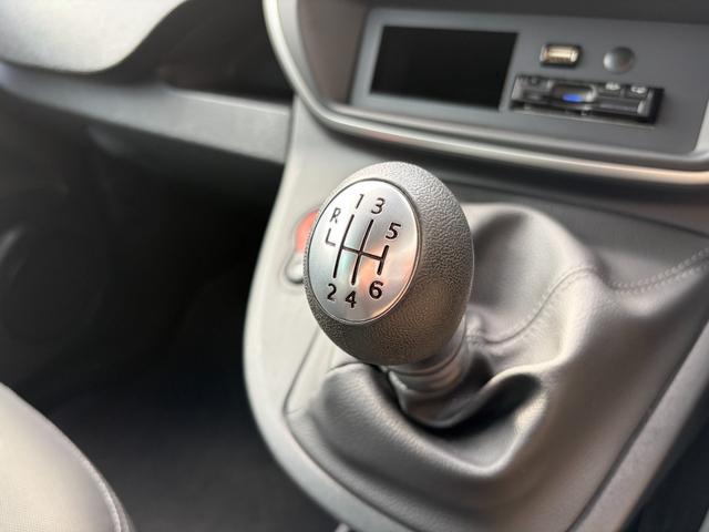 カングー ゼン　ナビ　地デジ　バックカメラ　Ｂｌｕｅｔｏｏｔｈオーディオ　マルチルーフレール　ＥＴＣ　ＵＳＢ　キーレス　バックフォグ　ＩＳＯＦＩＸ　両側スライドドア　フロントフォグランプ　パワーウインドウ（4枚目）