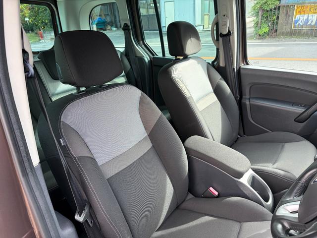 カングー ゼン　ナビ　地デジ　バックカメラ　Ｂｌｕｅｔｏｏｔｈオーディオ　マルチルーフレール　ＥＴＣ　ＵＳＢ　キーレス　バックフォグ　ＩＳＯＦＩＸ　両側スライドドア　フロントフォグランプ　パワーウインドウ（38枚目）