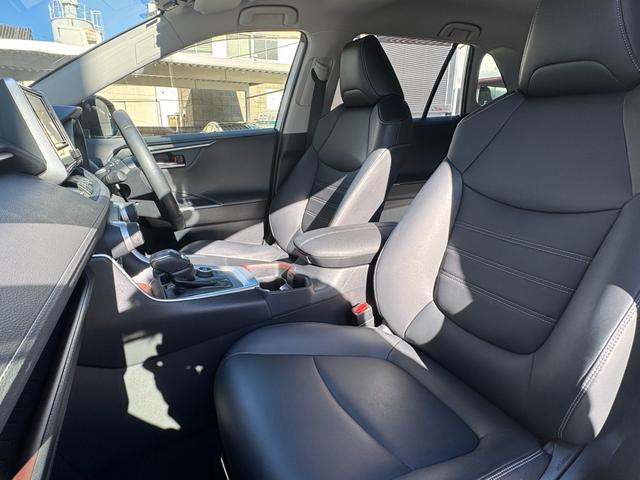 ＲＡＶ４ Ｇ　Ｚパッケージ　純正ナビ　フルセグＴＶ　Ｂカメラ　デジタルミラ　黒革シート＆ヒータ　ステアリングヒータ　ＢＳＭ　ＬＴＡ　レーダークルーズ　パワーバックドア　スマートキ　ＬＥＤヘッド　純正１９インチＡＷ　パワーシート（50枚目）