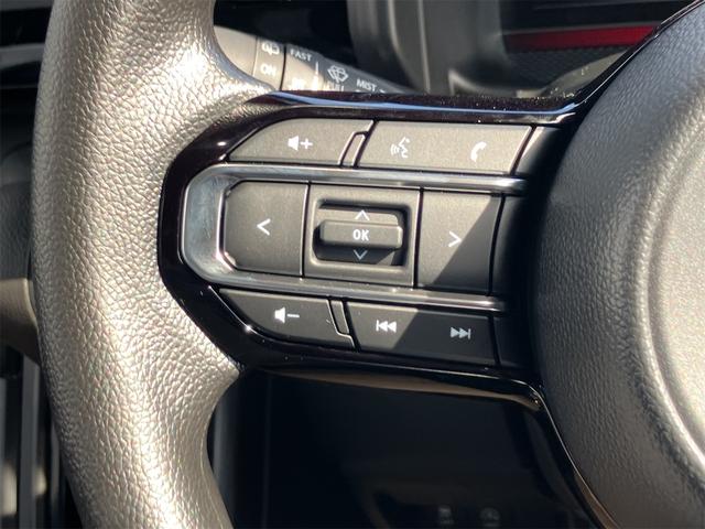 ハンドルにも目立つ傷や擦れは御座いません。目線を大きくそらすことなくボタンの操作を行うことができます。