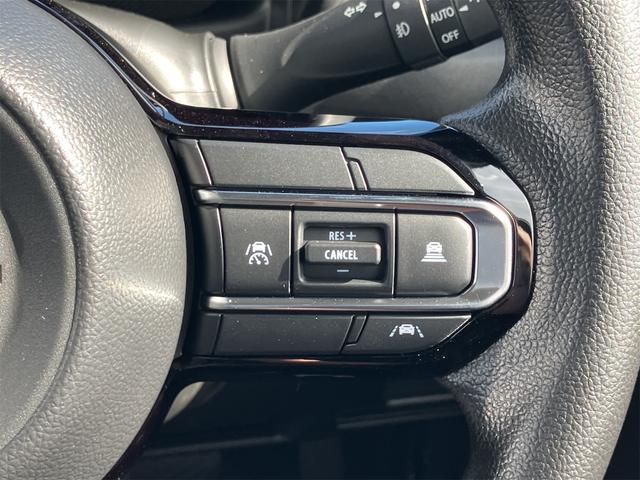 高速道路で便利なクルーズコントロール機能が付いていますよ。速度を設定するとアクセルを踏まなくても一定の速度で走ることができるので足を休ませる事ができますね。