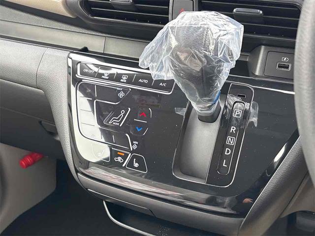 シフトレバー。ぜひ一度お客様の目で確認してください。