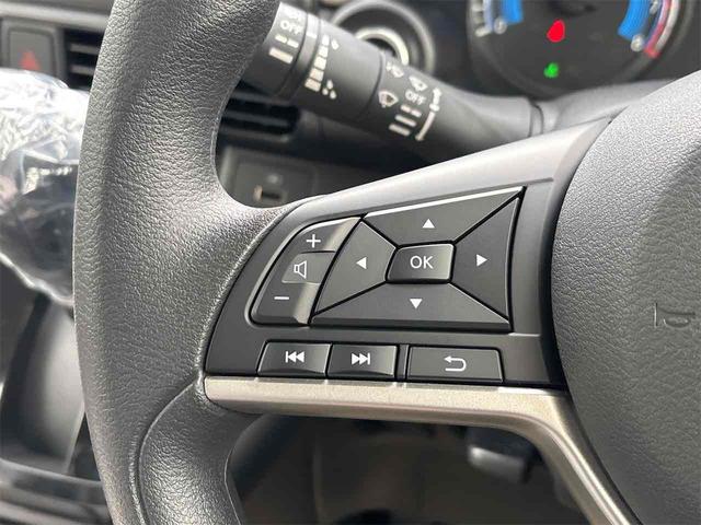 ハンドルにも目立つ傷や擦れは御座いません。目線を大きくそらすことなくボタンの操作を行うことができます。