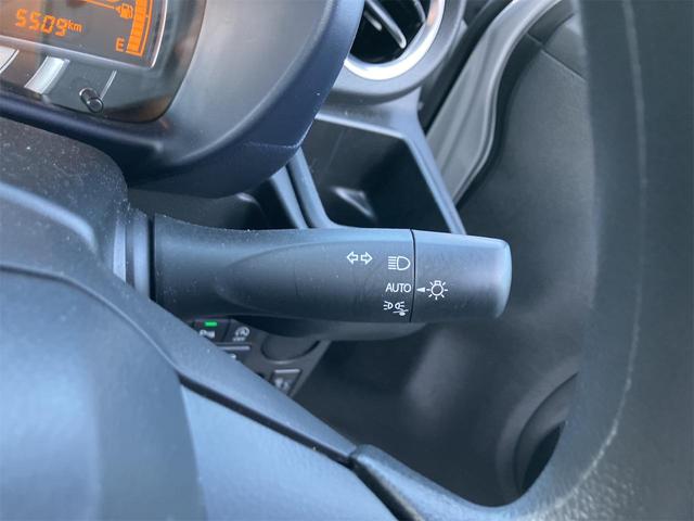 アルト ハイブリッドＳ　クリアランスソナー　レーンアシスト　衝突被害軽減システム　オートライト　キーレスエントリー　アイドリングストップ　電動格納ミラー　シートヒーター　ＣＶＴ　盗難防止システム　ＡＢＳ　ＥＳＣ（11枚目）