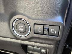 両側電動スライドドア！！荷物で手が塞がるなど簡単にドアの開閉が出来ます！何より力いらずで開閉ＯＫ！女性やお年寄りにも優しい。電動機能はＯＦＦにもできますから元気なお子様の駆け出しも安心！ 7