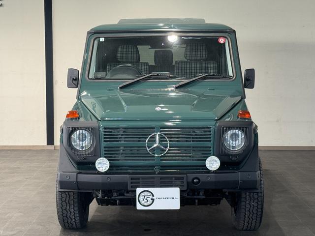 Ｇクラス Ｇ３５０　ブルーテック　エーゲードグリーン全塗装　４ＷＤ車輛　自社オリジナルナローカスタムＳｔｙｌｅ　クラシックグリル　チャック柄シートカバー　１６インチスチールホイール　五角シュラウドヘッドカバー　ヘッドライトカバー（7枚目）