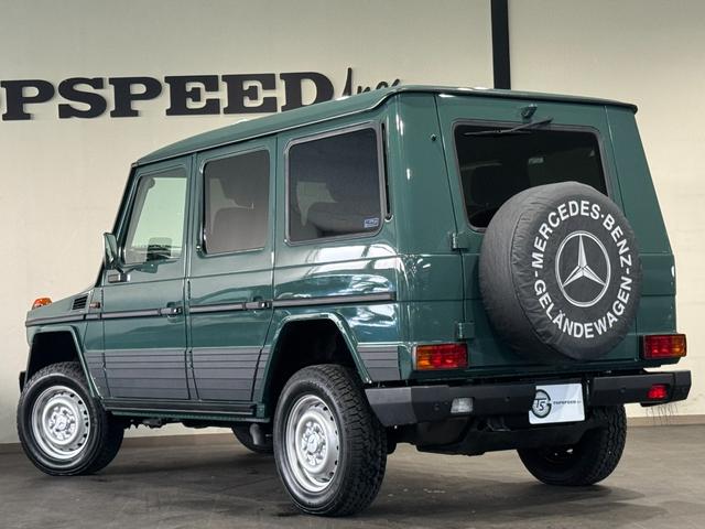 Ｇクラス Ｇ３５０　ブルーテック　エーゲードグリーン全塗装　４ＷＤ車輛　自社オリジナルナローカスタムＳｔｙｌｅ　クラシックグリル　チャック柄シートカバー　１６インチスチールホイール　五角シュラウドヘッドカバー　ヘッドライトカバー（10枚目）