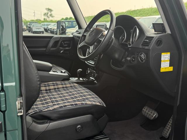 Ｇクラス Ｇ３５０　ブルーテック　エーゲードグリーン全塗装　４ＷＤ車輛　自社オリジナルナローカスタムＳｔｙｌｅ　クラシックグリル　チャック柄シートカバー　１６インチスチールホイール　五角シュラウドヘッドカバー　ヘッドライトカバー（16枚目）