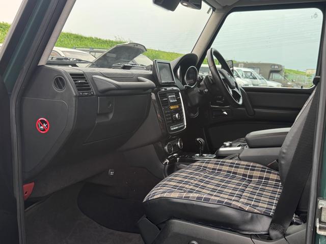 Ｇクラス Ｇ３５０　ブルーテック　エーゲードグリーン全塗装　４ＷＤ車輛　自社オリジナルナローカスタムＳｔｙｌｅ　クラシックグリル　チャック柄シートカバー　１６インチスチールホイール　五角シュラウドヘッドカバー　ヘッドライトカバー（20枚目）