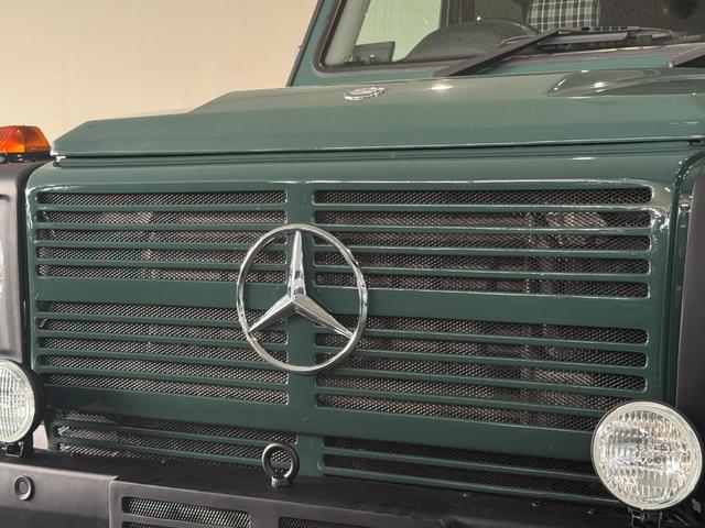 Ｇクラス Ｇ３５０　ブルーテック　エーゲードグリーン全塗装　４ＷＤ車輛　自社オリジナルナローカスタムＳｔｙｌｅ　クラシックグリル　チャック柄シートカバー　１６インチスチールホイール　五角シュラウドヘッドカバー　ヘッドライトカバー（56枚目）