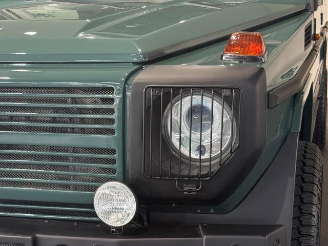 Ｇクラス Ｇ３５０　ブルーテック　エーゲードグリーン全塗装　４ＷＤ車輛　自社オリジナルナローカスタムＳｔｙｌｅ　クラシックグリル　チャック柄シートカバー　１６インチスチールホイール　五角シュラウドヘッドカバー　ヘッドライトカバー（58枚目）
