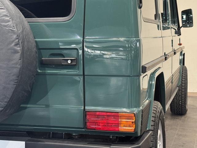 Ｇクラス Ｇ３５０　ブルーテック　エーゲードグリーン全塗装　４ＷＤ車輛　自社オリジナルナローカスタムＳｔｙｌｅ　クラシックグリル　チャック柄シートカバー　１６インチスチールホイール　五角シュラウドヘッドカバー　ヘッドライトカバー（72枚目）