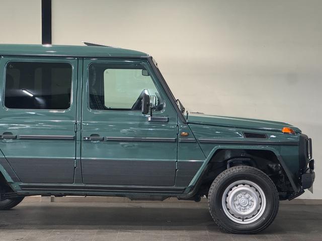 Ｇクラス Ｇ３５０　ブルーテック　エーゲードグリーン全塗装　４ＷＤ車輛　自社オリジナルナローカスタムＳｔｙｌｅ　クラシックグリル　チャック柄シートカバー　１６インチスチールホイール　五角シュラウドヘッドカバー　ヘッドライトカバー（77枚目）