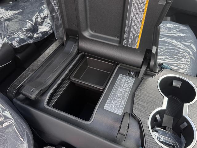 ランドクルーザー ＧＲスポーツ　ワンオーナー　ＪＢＬサウンドシステム　クールボックス　電動リアデフロック　４ＷＤ車輌　サンルーフ付き　黒革シート　ＥＴＣ２．０　　７人乗り　シートヒーター　シートクーラー　Ｂｌｕｅｔｏｏｔｈ機能（52枚目）