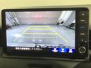 リバースギアに入れるだけで後方の表示へ切り替わります。夜間や雨の日の駐車も楽になりますよ。