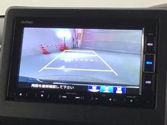 リバースギアに入れるだけで後方の表示へ切り替わります。夜間や雨の日の駐車も楽になりますよ。 6