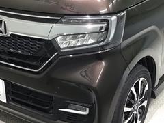 ＬＥＤヘッドライトは、点灯の瞬間から最大光量を発揮し、突然暗くなるトンネルなどでの安定感を高めます。 7
