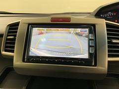 リバースギアに入れるだけで後方の表示へ切り替わります。夜間や雨の日の駐車も楽になりますよ。 5