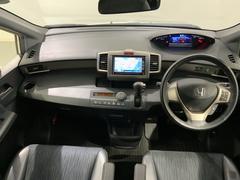 使いやすいレイアウトのダッシュボード周辺です。オートエアコンや小物入れなど嬉しい装備が満載です。 7