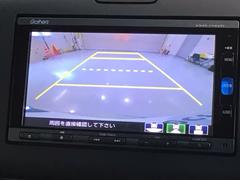 リバースギアに入れるだけで後方の表示へ切り替わります。夜間や雨の日の駐車も楽になりますよ。 5