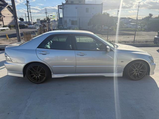 アルテッツァ ＲＳ２００　Ｌエディション　クラッチ新品　ホイールタイヤ新品　車高調　マフラー　６速ミッション　衝突安全ボディ　修復無　１ヶ月１０００Ｋｍ保証　シルバー　走行６８０００Ｋｍ（5枚目）