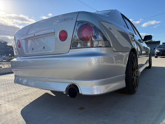 アルテッツァ ＲＳ２００　Ｌエディション　クラッチ新品　ホイールタイヤ新品　車高調　マフラー　６速ミッション　衝突安全ボディ　修復無　１ヶ月１０００Ｋｍ保証　シルバー　走行６８０００Ｋｍ（6枚目）