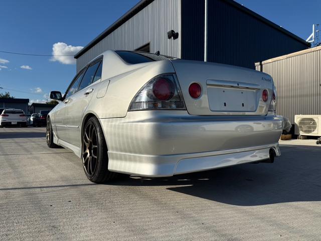 アルテッツァ ＲＳ２００　Ｌエディション　クラッチ新品　ホイールタイヤ新品　車高調　マフラー　６速ミッション　衝突安全ボディ　修復無　１ヶ月１０００Ｋｍ保証　シルバー　走行６８０００Ｋｍ（8枚目）