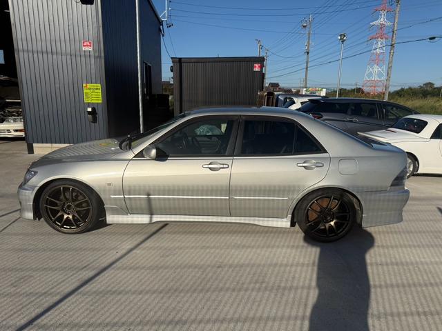 アルテッツァ ＲＳ２００　Ｌエディション　クラッチ新品　ホイールタイヤ新品　車高調　マフラー　６速ミッション　衝突安全ボディ　修復無　１ヶ月１０００Ｋｍ保証　シルバー　走行６８０００Ｋｍ（9枚目）