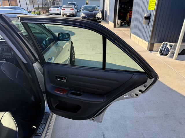 アルテッツァ ＲＳ２００　Ｌエディション　クラッチ新品　ホイールタイヤ新品　車高調　マフラー　６速ミッション　衝突安全ボディ　修復無　１ヶ月１０００Ｋｍ保証　シルバー　走行６８０００Ｋｍ（12枚目）