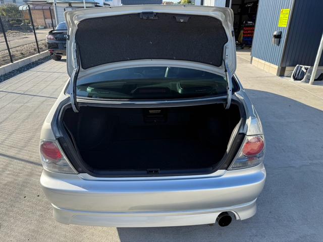 アルテッツァ ＲＳ２００　Ｌエディション　クラッチ新品　ホイールタイヤ新品　車高調　マフラー　６速ミッション　衝突安全ボディ　修復無　１ヶ月１０００Ｋｍ保証　シルバー　走行６８０００Ｋｍ（24枚目）