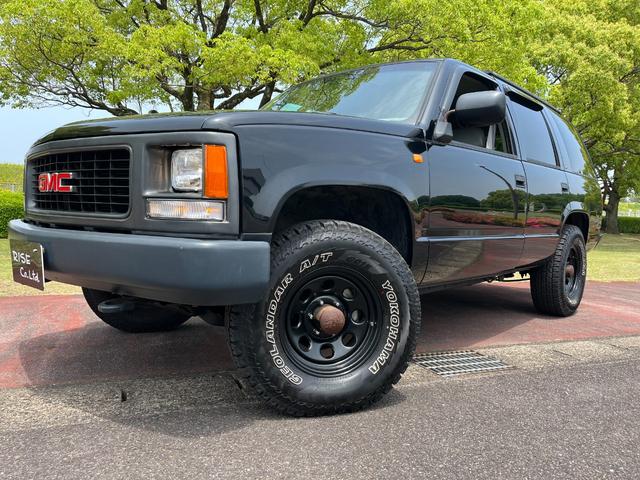 シボレータホ 　４ＷＤ　シャイアングリルフェイス　ブラックロック１６インチホイール　ホワイトレター　レザーシート　セカンドベンチ　社外ナビ　パワーステアリング　ＫＩＣＫＥＲウーファー　キーレス（3枚目）