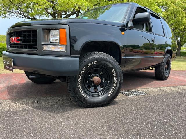 シボレータホ 　４ＷＤ　シャイアングリルフェイス　ブラックロック１６インチホイール　ホワイトレター　レザーシート　セカンドベンチ　社外ナビ　パワーステアリング　ＫＩＣＫＥＲウーファー　キーレス（4枚目）