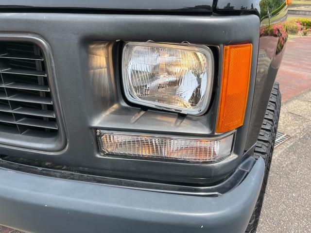 シボレータホ 　４ＷＤ　シャイアングリルフェイス　ブラックロック１６インチホイール　ホワイトレター　レザーシート　セカンドベンチ　社外ナビ　パワーステアリング　ＫＩＣＫＥＲウーファー　キーレス（7枚目）