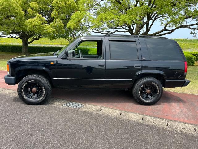 シボレータホ 　４ＷＤ　シャイアングリルフェイス　ブラックロック１６インチホイール　ホワイトレター　レザーシート　セカンドベンチ　社外ナビ　パワーステアリング　ＫＩＣＫＥＲウーファー　キーレス（10枚目）