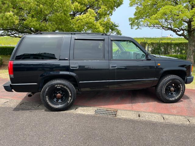 シボレータホ 　４ＷＤ　シャイアングリルフェイス　ブラックロック１６インチホイール　ホワイトレター　レザーシート　セカンドベンチ　社外ナビ　パワーステアリング　ＫＩＣＫＥＲウーファー　キーレス（11枚目）