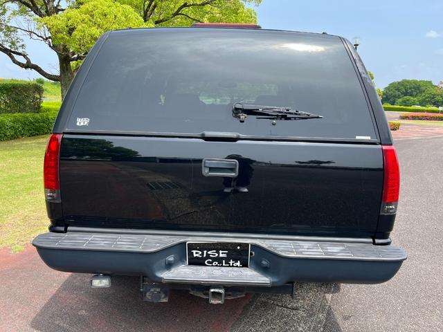 シボレータホ 　４ＷＤ　シャイアングリルフェイス　ブラックロック１６インチホイール　ホワイトレター　レザーシート　セカンドベンチ　社外ナビ　パワーステアリング　ＫＩＣＫＥＲウーファー　キーレス（12枚目）