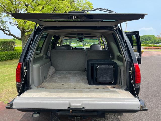 シボレータホ 　４ＷＤ　シャイアングリルフェイス　ブラックロック１６インチホイール　ホワイトレター　レザーシート　セカンドベンチ　社外ナビ　パワーステアリング　ＫＩＣＫＥＲウーファー　キーレス（14枚目）