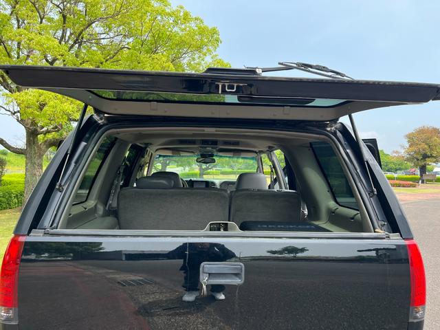 シボレータホ 　４ＷＤ　シャイアングリルフェイス　ブラックロック１６インチホイール　ホワイトレター　レザーシート　セカンドベンチ　社外ナビ　パワーステアリング　ＫＩＣＫＥＲウーファー　キーレス（15枚目）