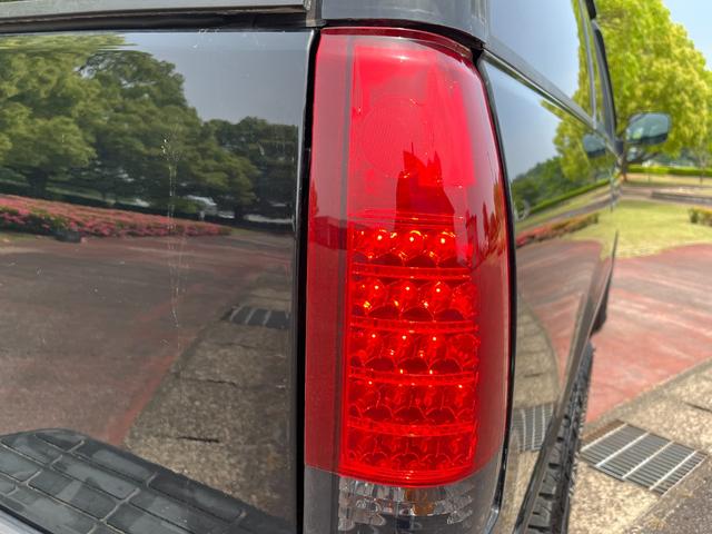 シボレータホ 　４ＷＤ　シャイアングリルフェイス　ブラックロック１６インチホイール　ホワイトレター　レザーシート　セカンドベンチ　社外ナビ　パワーステアリング　ＫＩＣＫＥＲウーファー　キーレス（16枚目）