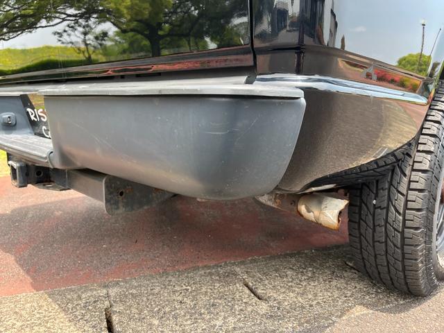 シボレータホ 　４ＷＤ　シャイアングリルフェイス　ブラックロック１６インチホイール　ホワイトレター　レザーシート　セカンドベンチ　社外ナビ　パワーステアリング　ＫＩＣＫＥＲウーファー　キーレス（17枚目）