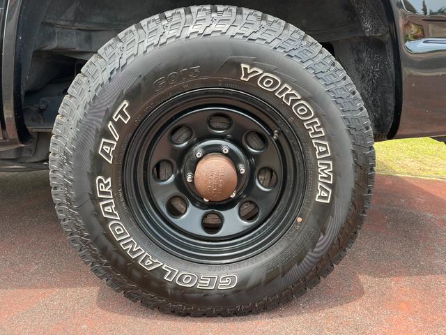 シボレータホ 　４ＷＤ　シャイアングリルフェイス　ブラックロック１６インチホイール　ホワイトレター　レザーシート　セカンドベンチ　社外ナビ　パワーステアリング　ＫＩＣＫＥＲウーファー　キーレス（19枚目）